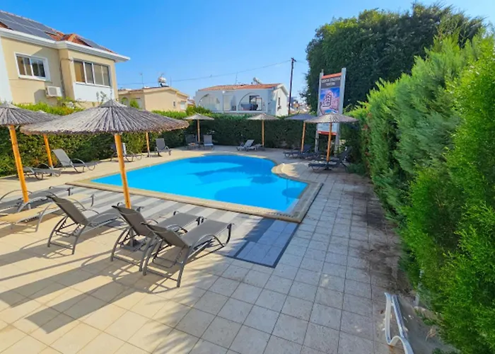 Lägenhet Pool Citylux Larnaca